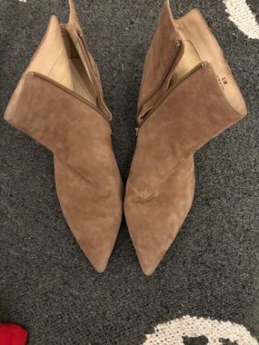 Vero Cuoio Tan Pointed-Toe Suede Ankle Booties